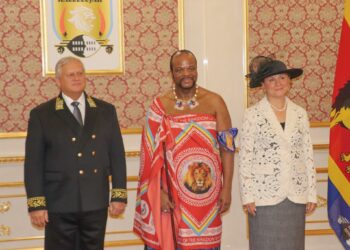 His Majesty King Mswati III poses with H.E TARAROV Vladimir Nikolaevich, Ambassador of the Russian Federation to Eswatini, at Lozitha Royal Palace.