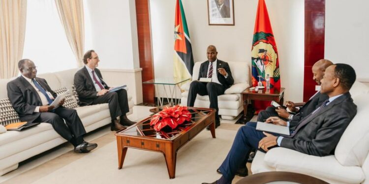 António Laice during a conversation with Mozambican President Chapo
