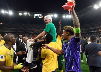Coach Hugo Broos and Bafana Bafana players celebrate their qualification for the 2026 Fifa World Cup after their 3-0 Group C win against Rwanda at Mbombela Stadium on Tuesday night. (Sydney Mahlangu/BackpagePix)