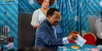Cameroonian President Paul Biya, 92, who is seeking an eighth term, casts his ballot while his wife Chantal watches during the presidential election in Yaounde, Cameroon October 12, 2025. REUTERS/Zohra Bensemra