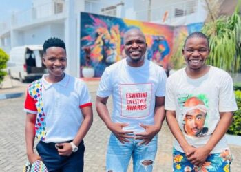 Jumbo Khumalo poses with two influencers during the Eswatini Lifestyle Awards activation event.