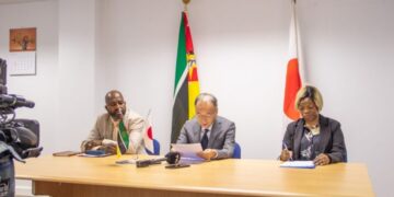 Hamada Keiji, Japan’s ambassador to Mozambique, signs the financing agreement for the rehabilitation of the Maputo Fishing School and the construction of a leprosy ward at Alto Molócue District Hospital.