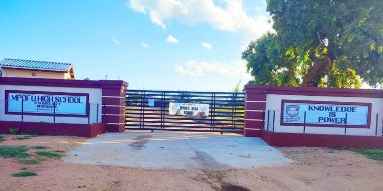 The main entrance of Mpofu High School