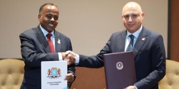 Somalia’s State Minister Ali Mohamed Omar and Azerbaijan’s Deputy Minister Samir Sharifov exchange the MoU on visa-free travel for diplomatic passport holders.