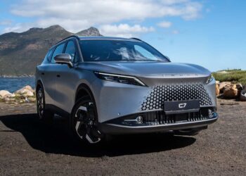 The Omoda C7 shows off its bold LED headlights and wide grille, giving it a striking street presence.