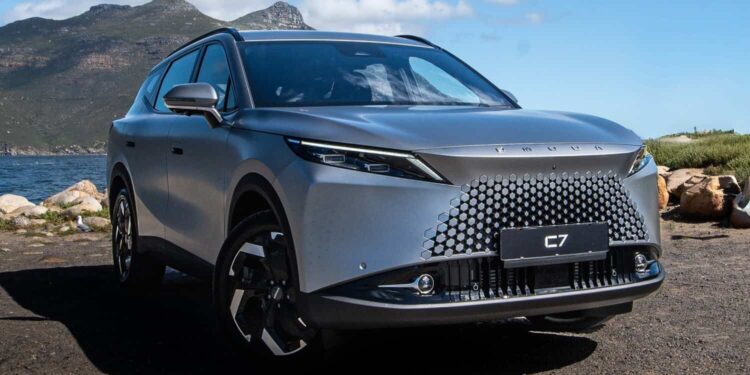 The Omoda C7 shows off its bold LED headlights and wide grille, giving it a striking street presence.