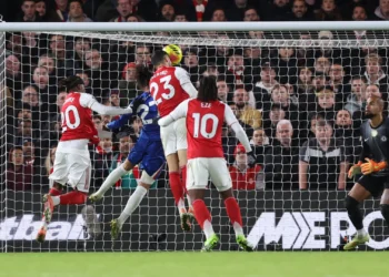 Mikel Merino heads Arsenal level from Bukayo Saka’s precise cross, securing a 1-1 draw at Stamford Bridge