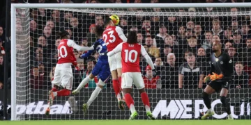 Mikel Merino heads Arsenal level from Bukayo Saka’s precise cross, securing a 1-1 draw at Stamford Bridge