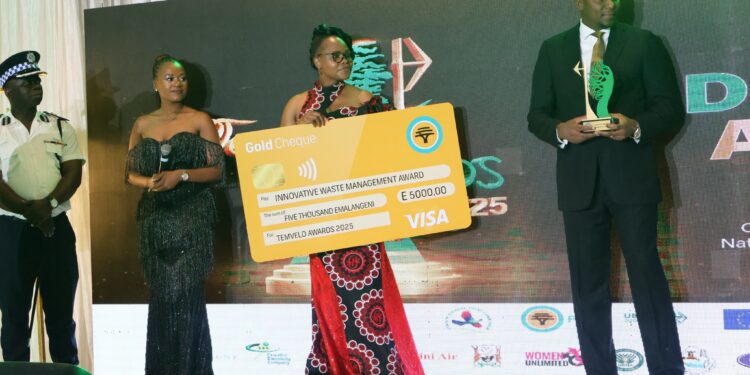 Vimbai Kapurura, Founder and Executive Director of Women Unlimited Eswatini, presents the Innovative Waste Management Award to the Malandela Green Team at the Temvelo Awards, 28 November 2025. Photo by Women Unlimited Eswatini