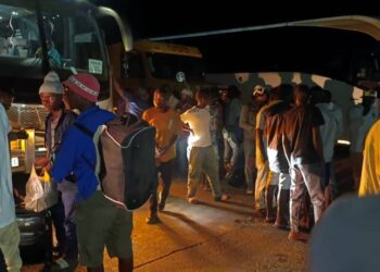 Deported Malawian nationals board buses from the Lindela Repatriation Centre to the Mwanza One Stop Border Post. Photo: Sgt Sophina Chibenthu, PRO, Mwanza OSBP