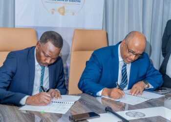BoM Governor, Rogerio Zandamela and CBE Governor Phil Mnisi signing the deal. (Pics, CBE)