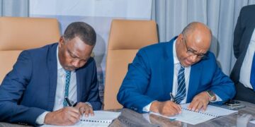 BoM Governor, Rogerio Zandamela and CBE Governor Phil Mnisi signing the deal. (Pics, CBE)