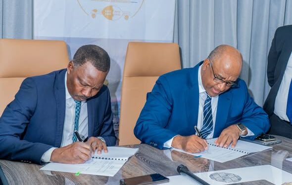 BoM Governor, Rogerio Zandamela and CBE Governor Phil Mnisi signing the deal. (Pics, CBE)