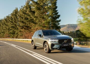 The updated front end of the Volvo XC60 with its redesigned grille and sharper headlights. Photo by TopGear.