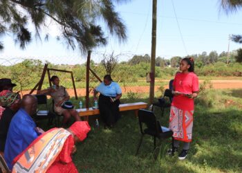 Ministry of Information, Communications and Technology instructor demonstrates digital tools to Lomahasha residents during the outreach programme.