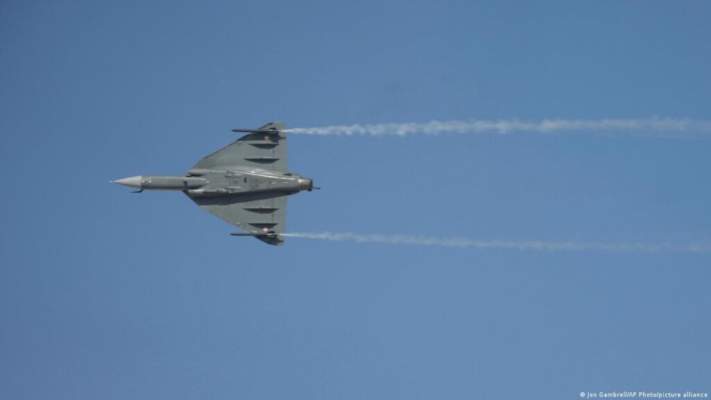 The Tejas jet was one of several aircraft on display at the biennial Dubai Air ShowImage: Jon Gambrell/AP Photo/picture alliance