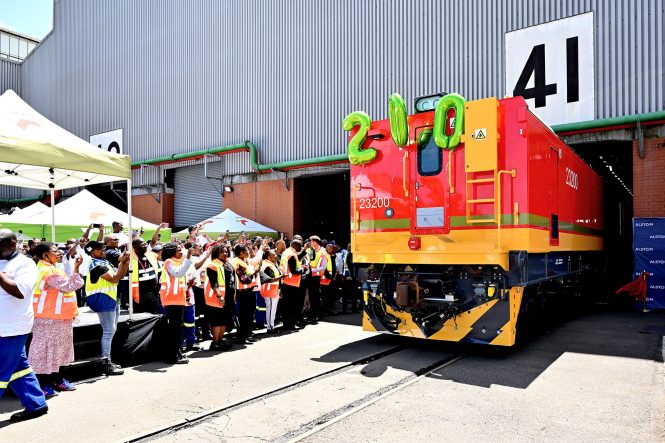 The 200th Traxx 23E locomotive with the Transnet and Alstom team in Durban. 📸: Alstom