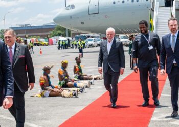 President Luiz Inácio Lula da Silva of Brazil is welcomed by Minister of Higher Education, Mr. Buti Manamela, upon his arrival in South Africa for the G20 Leaders’ Summit.
