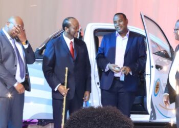 His Majesty King Mswati III presents Duncan Dlamini, Director of DJD Investments (Pty) Ltd trading as DJD Pork, with the grand prize bakkie worth over E600 000 after being crowned the 2025 Entrepreneur of the Year at last night’s national awards ceremony.