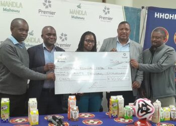 A cheque replica being shown durignt the sponsorship event.