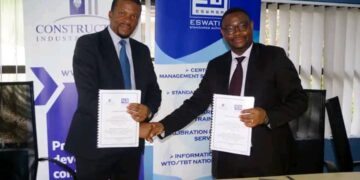 CIC CEO Machawe Mnisi and ESWASA CEO Ncamiso Mhlanga shake on it. Photo, CIC