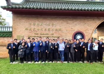 Taiwan’s investment delegation gives a thumbs-up in front of the ROC (Taiwan) Embassy in Eswatini during their visit to the African ally Nov. 10-12. (MOFA)