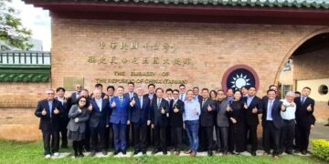 Taiwan’s investment delegation gives a thumbs-up in front of the ROC (Taiwan) Embassy in Eswatini during their visit to the African ally Nov. 10-12. (MOFA)