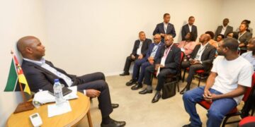 President Daniel Chapo engages Mozambican students in Brazil during a discussion on the country’s development and stability. Photo: Mozambican Presidency