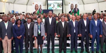 South African and Mozambican business leaders gather with President Ramaphosa and Minister Chapo for a group photo at the conclusion of the 4th Bi-National Commission in Vilankulo.