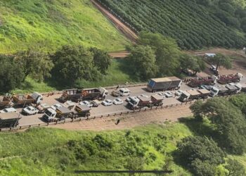 Thousands of travellers using the Lebombo Border Post to and from Mozambique. Photo by BMA