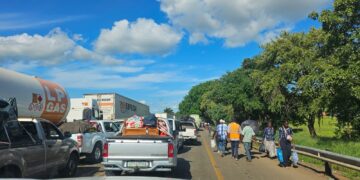 Thousands of travellers using the Lebombo Border Post to and from Mozambique. Photo by BMA