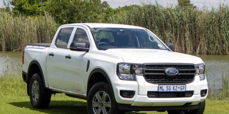 XL opens the double cab Ranger as evident by the black door handles and mirror caps, plus the lack of the C-shaped LED headlight clusters. Image: Rynhardt Steenkamp