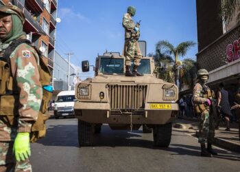 Members of the South African National Defence Force (SANDF) patrol during a joint South African Police Service (SAPS) and SANDF patrol on Day 31 of the national lockdown as a result of the coronavirus pandemic in Johannesburg, South Africa, 26 April 2020. (Photo: EPA-EFE / KIM LUDBROOK)