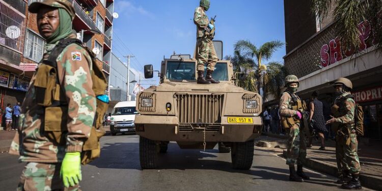 Members of the South African National Defence Force (SANDF) patrol during a joint South African Police Service (SAPS) and SANDF patrol on Day 31 of the national lockdown as a result of the coronavirus pandemic in Johannesburg, South Africa, 26 April 2020. (Photo: EPA-EFE / KIM LUDBROOK)