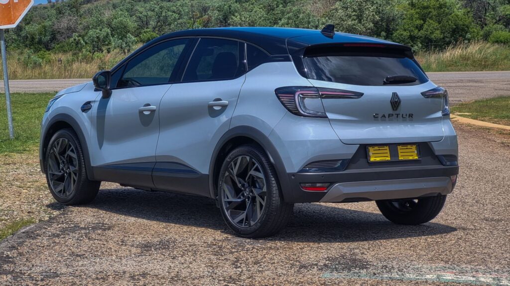 The rear of the 2025 Captur retains its familiar silhouette with new clear tail lights and darker trim accents. Photo by TopGear SA.