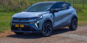 The front section of the new Captur carries a bold redesign with straight edged styling and modern lighting elements. Photo by TopGear SA.
