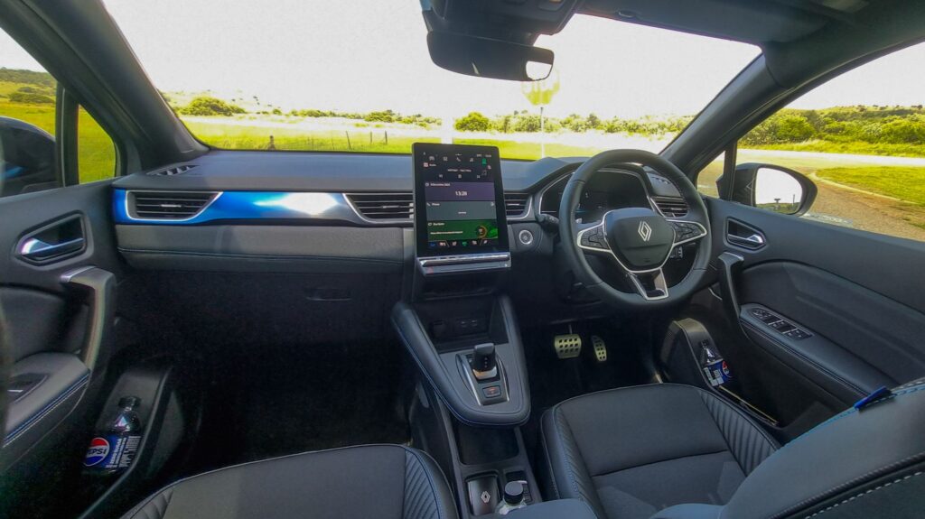 The cabin of the updated Captur features Alpine inspired detailing, a 10.4 inch touchscreen and upgraded materials. Photo by TopGear SA.