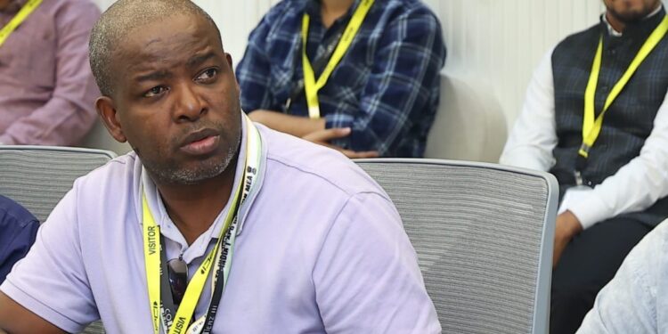 Mfanasibili Sihlongonyane, Publisher/Editor-in-Chief, engaging with participants during his visit to India.