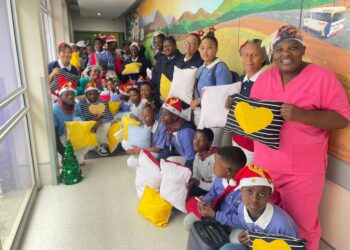 Taiwan Tzu Chi Foundation volunteers presented early Christmas gifts to patients.