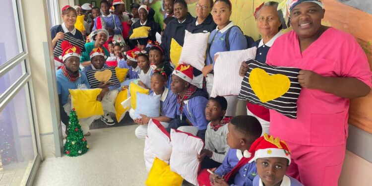 Taiwan Tzu Chi Foundation volunteers presented early Christmas gifts to patients.