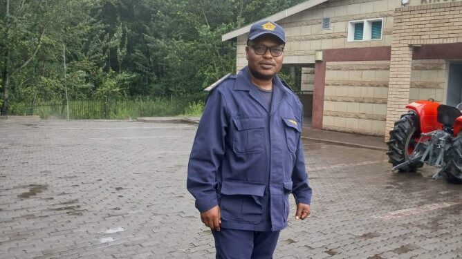 Tele Police Station Commander Inspector Monaheng Moholaha speaking to returning Basotho about safe crossings at the Tele border. Photo by LENA