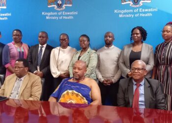 Minister o Health Mduduzi Matsebula flanked by officials while members of the MRA board stand behind. Photo by Khulekile Mhlanga.