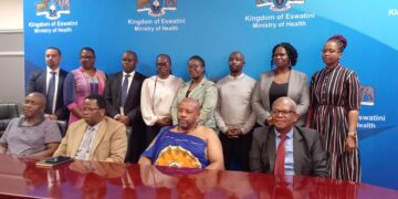 Minister o Health Mduduzi Matsebula flanked by officials while members of the MRA board stand behind. Photo by Khulekile Mhlanga.