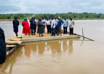 Deputy Prime Minister Senator Thulisile Dladla inspecting flood damage at the Mhlatuzana River during her visit to affected communities in Siphofaneni. Photo credit: The Deputy Prime Minister’s Office Eswatini