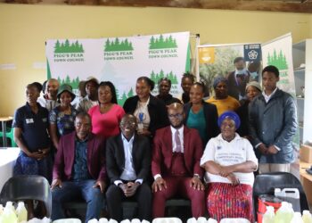 Piggs Peak Town Council CEO Roison Daniel, WFP Head of Office for Eswatini Mr Nanga Kaye, Ms Nonsikelelo Mkhonta, and Social Centre volunteers after donating supplies to support the Volunteers’ Income Generating Project. Photo credit: Piggs Peak Town Council