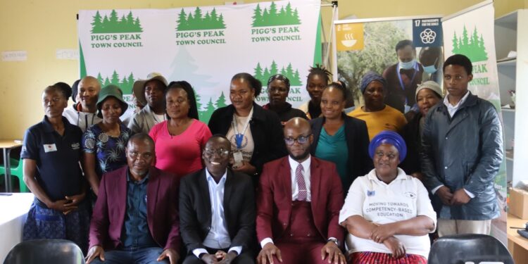 Piggs Peak Town Council CEO Roison Daniel, WFP Head of Office for Eswatini Mr Nanga Kaye, Ms Nonsikelelo Mkhonta, and Social Centre volunteers after donating supplies to support the Volunteers’ Income Generating Project. Photo credit: Piggs Peak Town Council