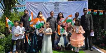 High Commission officials with children from the Indian Diaspora
