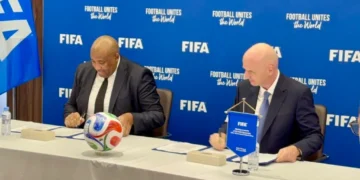 South Africa’s Minister of Sport Gayton McKenzie and FIFA President Gianni Infantino sign the agreement to establish a FIFA Regional Development Office in Johannesburg.
