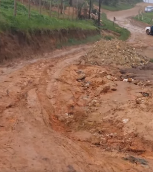 Damaged road in KaManyisa leaves residents stranded and local supplies cut off