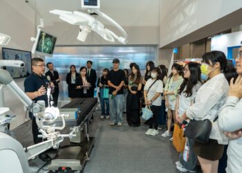 Exhibitor interacts with visitors at Medical Taiwan 2025, showcasing the latest innovations in healthcare.